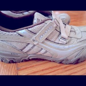 Women’s Skechers size 7